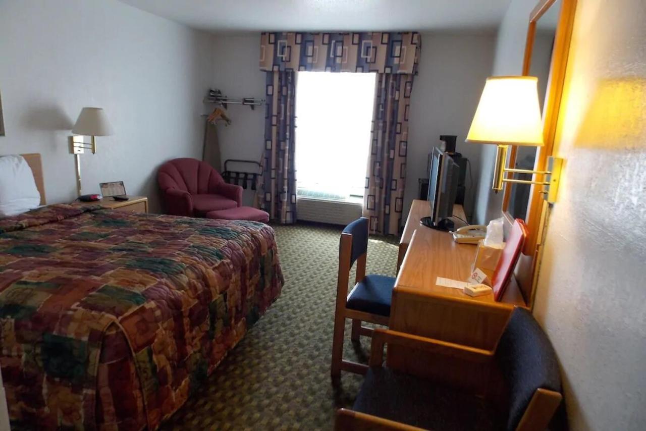 Norwood Inn And Suites - Minneapolis-St Paul Roseville Eksteriør billede