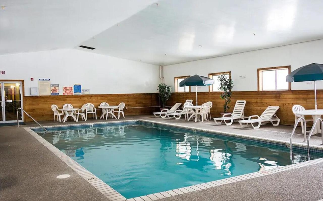 Norwood Inn And Suites - Minneapolis-St Paul Roseville Eksteriør billede