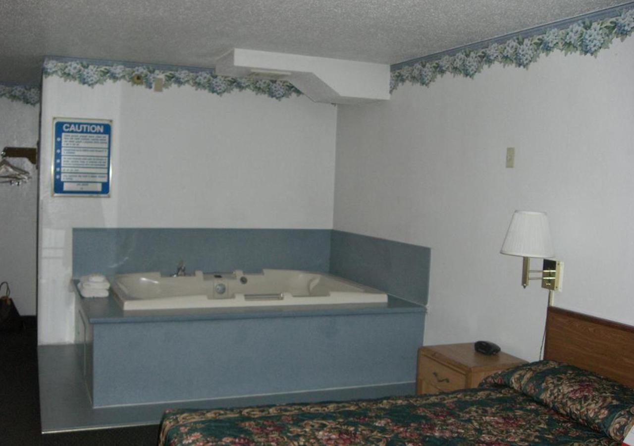Norwood Inn And Suites - Minneapolis-St Paul Roseville Eksteriør billede